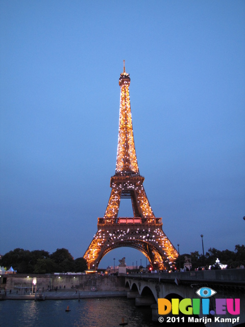 SX18680 Sparkling Eiffel tower at dusk